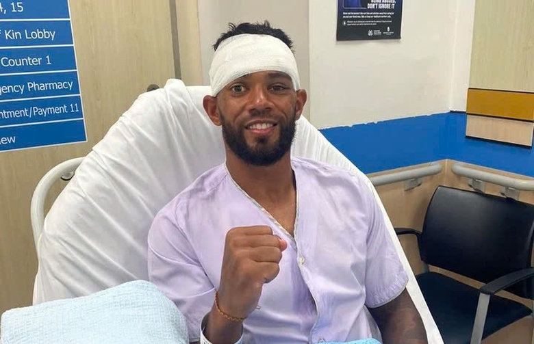 Cầu thủ Campuchia nhập viện cấp cứu sau pha v&agrave;o b&oacute;ng rợn người tại AFF Cup- Ảnh 1.