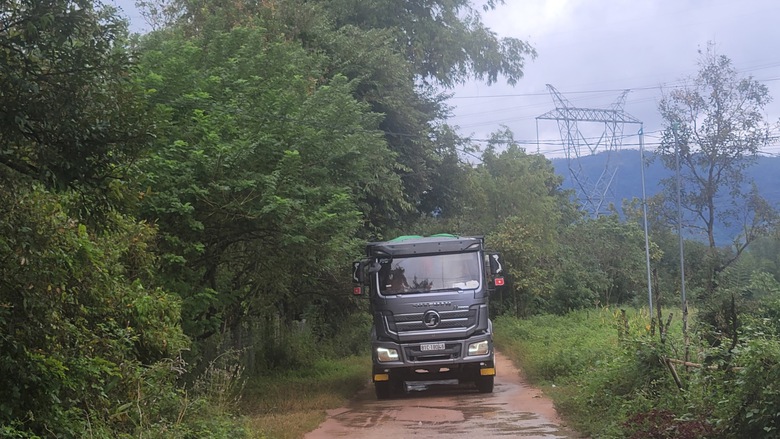 Đặt khung sắt hạn chế xe tải chở c&aacute;t ph&aacute; đường ở Kon Tum- Ảnh 2.