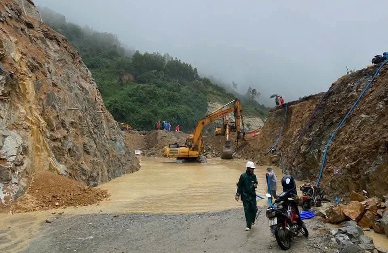 Sạt lở g&acirc;y tắc đ&egrave;o An Kh&ecirc; đang được khắc phục thế n&agrave;o?- Ảnh 1.