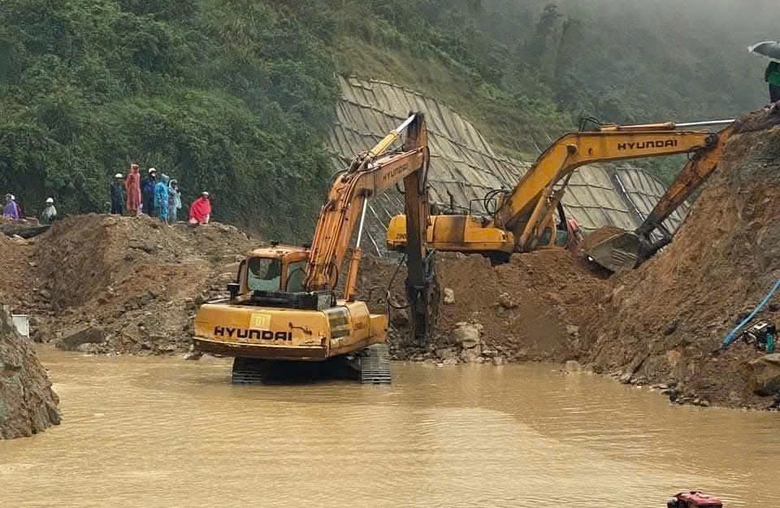Sạt lở g&acirc;y tắc đ&egrave;o An Kh&ecirc; đang được khắc phục thế n&agrave;o?- Ảnh 2.