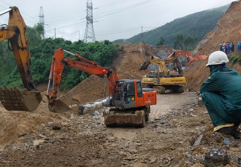 Sạt lở g&acirc;y tắc đ&egrave;o An Kh&ecirc; đang được khắc phục thế n&agrave;o?- Ảnh 4.