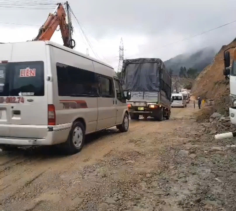 Th&ocirc;ng xe đ&egrave;o An Kh&ecirc; sau hơn 12h &aacute;ch tắc do sạt lở- Ảnh 1.