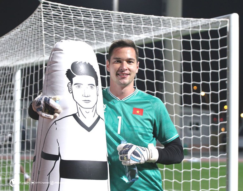 Thủ m&ocirc;n Việt kiều c&oacute; h&agrave;nh động khiến CĐV ph&igrave; cười trước trận gặp Indonesia- Ảnh 1.