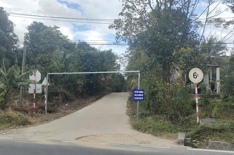 Đặt khung sắt hạn chế xe tải chở c&aacute;t ph&aacute; đường ở Kon Tum- Ảnh 1.