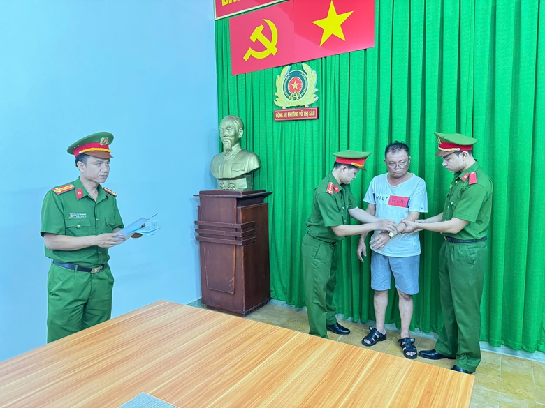 Bắt khẩn cấp tài xế, phụ xe buýt ẩu đả với nhân viên giao hàng gây náo loạn trên đường- Ảnh 2. Bắt khẩn cấp tài xế, phụ xe buýt ẩu đả với nhân viên giao hàng gây náo loạn trên đường- Ảnh 2.