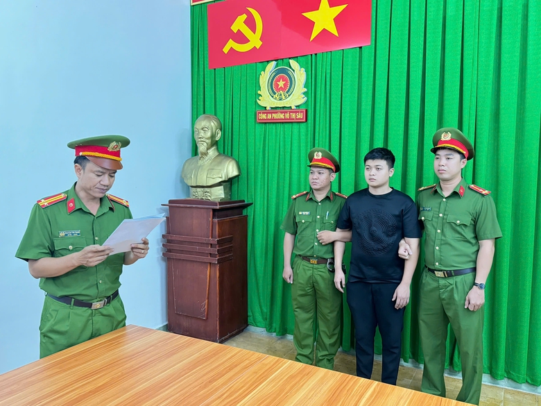 Bắt khẩn cấp tài xế, phụ xe buýt ẩu đả với nhân viên giao hàng gây náo loạn trên đường- Ảnh 3. Bắt khẩn cấp tài xế, phụ xe buýt ẩu đả với nhân viên giao hàng gây náo loạn trên đường- Ảnh 3.