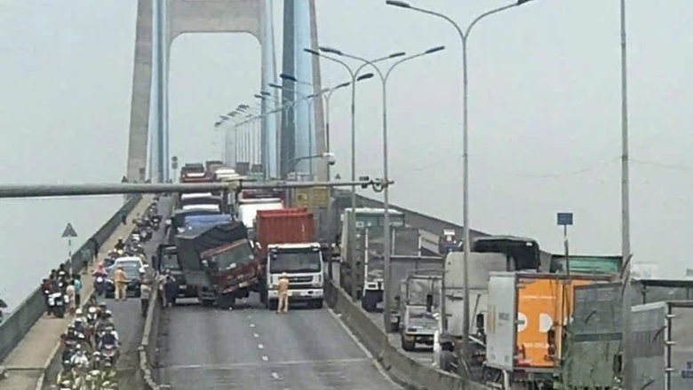 Tai nạn li&ecirc;n ho&agrave;n tr&ecirc;n cầu Ph&uacute; Mỹ, giao th&ocirc;ng &ugrave;n tắc k&eacute;o d&agrave;i- Ảnh 1.