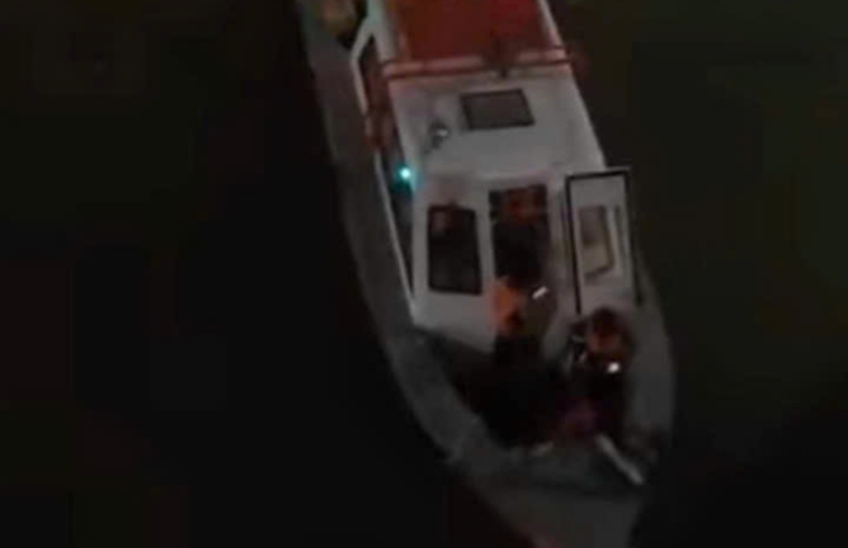 &Ocirc; t&ocirc; t&ocirc;ng g&atilde;y lan can cầu, rơi xuống s&ocirc;ng Đồng Nai- Ảnh 1.