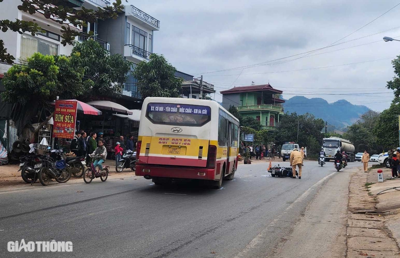 Xe m&aacute;y đấu đầu &ocirc; t&ocirc; bu&yacute;t, một người trọng thương- Ảnh 1.