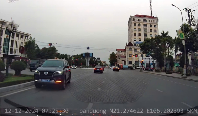 Xe biển xanh chạy ngược chiều tr&ecirc;n đường một chiều tại Bắc Giang- Ảnh 1.