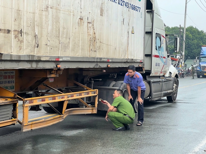 Xe m&aacute;y va chạm xe container, người đ&agrave;n &ocirc;ng tử vong tại chỗ- Ảnh 2.