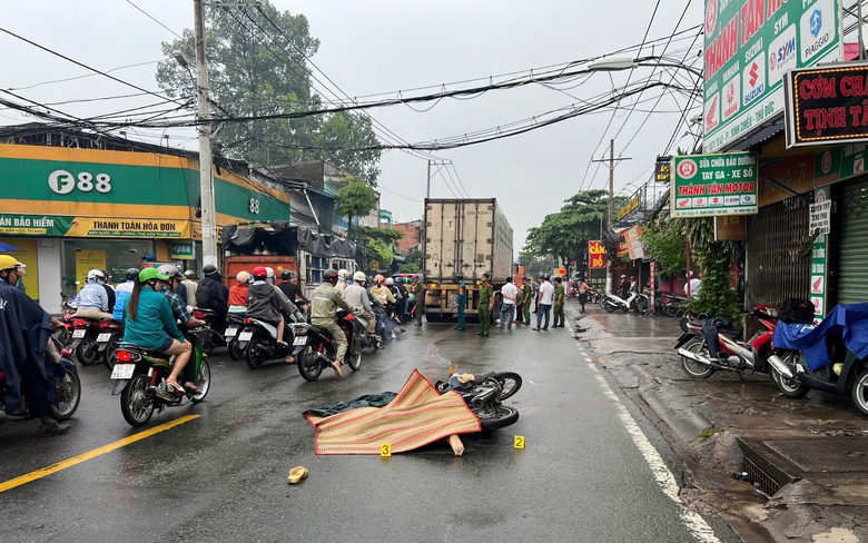 Xe m&aacute;y va chạm xe container, người đ&agrave;n &ocirc;ng tử vong tại chỗ