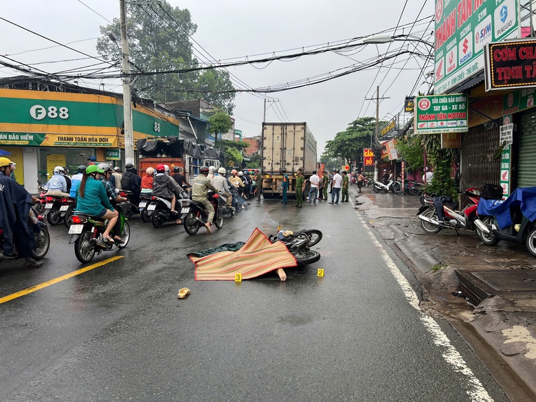 Xe m&aacute;y va chạm xe container, người đ&agrave;n &ocirc;ng tử vong tại chỗ- Ảnh 1.