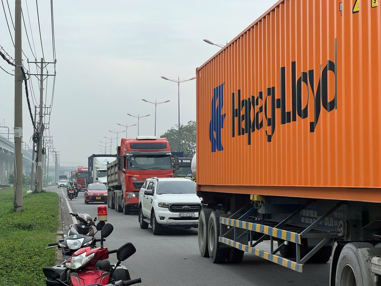 Xe ben t&ocirc;ng loạn xạ g&acirc;y tai nạn li&ecirc;n ho&agrave;n với loạt xe chờ đ&egrave;n đỏ tr&ecirc;n đường V&otilde; Nguy&ecirc;n Gi&aacute;p- Ảnh 4.