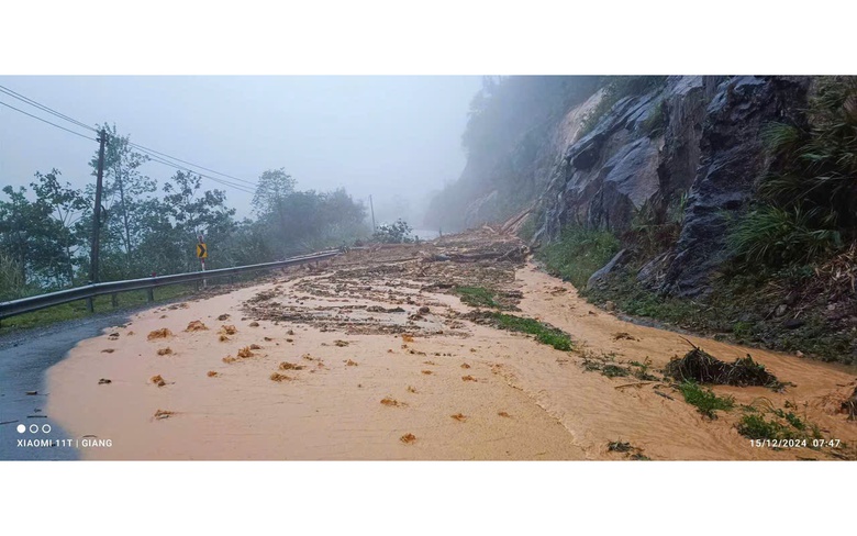 Sạt lở đường đ&egrave;o Kh&aacute;nh L&ecirc;, quốc lộ 27C qua Kh&aacute;nh H&ograve;a t&ecirc; liệt