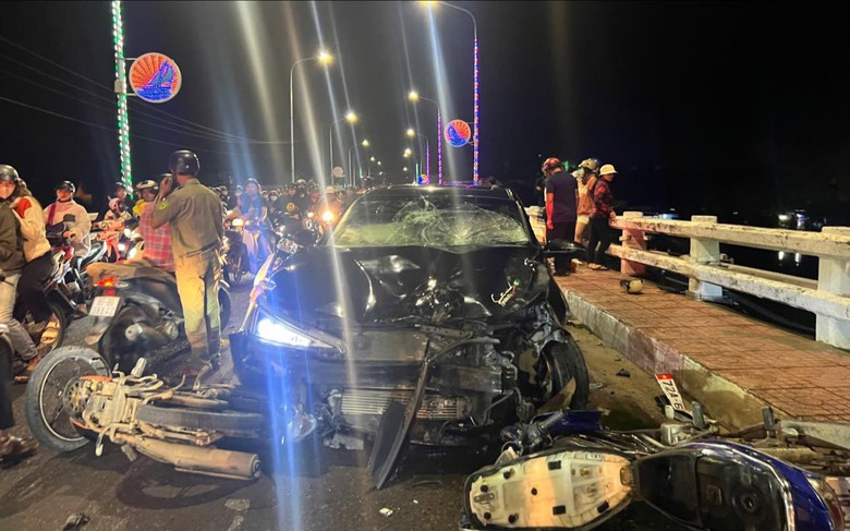 Tai nạn li&ecirc;n ho&agrave;n &ocirc; t&ocirc; với 3 xe m&aacute;y, 5 người bị thương ở B&igrave;nh Thuận