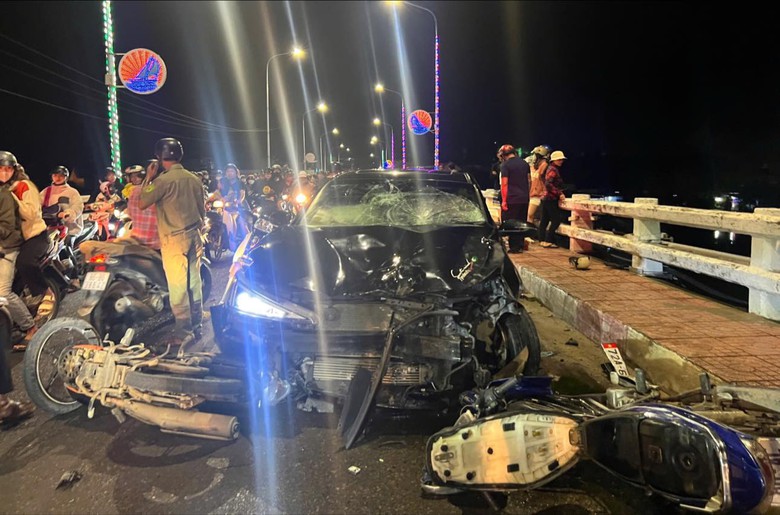 T&agrave;i xế &ocirc; t&ocirc; t&ocirc;ng 3 xe m&aacute;y, hất một người văng xuống s&ocirc;ng c&oacute; độ cồn 0,4mg/l&iacute;t- Ảnh 1.