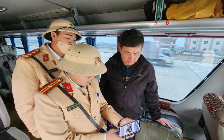 CSGT d&ugrave;ng nhiều thiết bị hiện đại để ph&aacute;t hiện l&aacute;i xe vi phạm tr&ecirc;n cao tốc