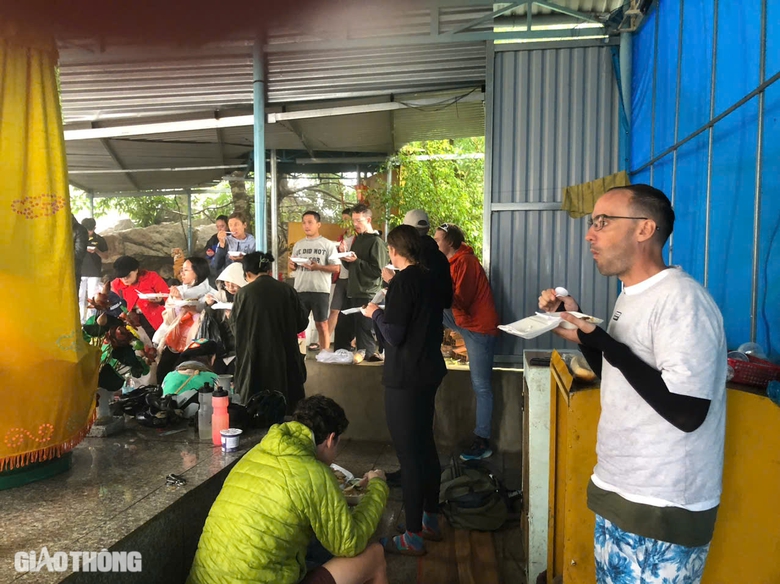 Mưa lớn, đường đ&egrave;o Kh&aacute;nh L&ecirc; tiếp tục sạt lở, h&agrave;ng trăm người mắc kẹt- Ảnh 4.