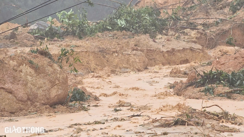 Mưa lớn, đường đ&egrave;o Kh&aacute;nh L&ecirc; tiếp tục sạt lở, h&agrave;ng trăm người mắc kẹt- Ảnh 3.