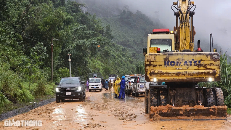 Mưa lớn, đường đ&egrave;o Kh&aacute;nh L&ecirc; tiếp tục sạt lở, h&agrave;ng trăm người mắc kẹt- Ảnh 1.