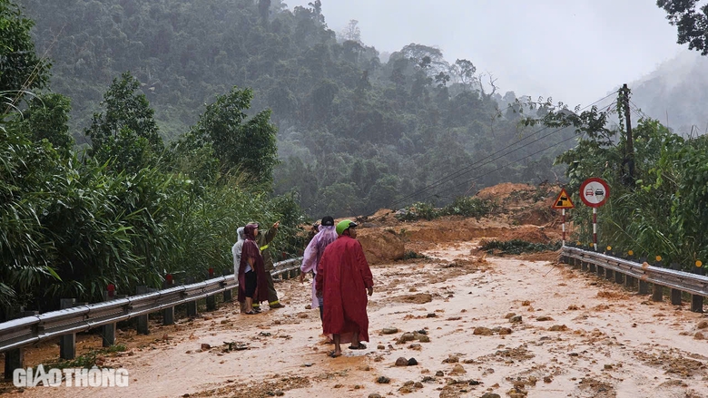 Mưa lớn, đường đ&egrave;o Kh&aacute;nh L&ecirc; tiếp tục sạt lở, h&agrave;ng trăm người mắc kẹt- Ảnh 5.