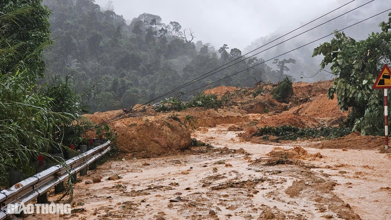 Mưa lớn, đường đ&egrave;o Kh&aacute;nh L&ecirc; tiếp tục sạt lở, h&agrave;ng trăm người mắc kẹt- Ảnh 2.
