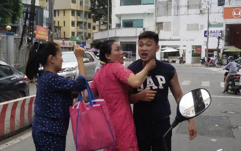 Bắt khẩn cấp t&agrave;i xế &ocirc; t&ocirc; đấm li&ecirc;n tục v&agrave;o mặt người đi xe m&aacute;y