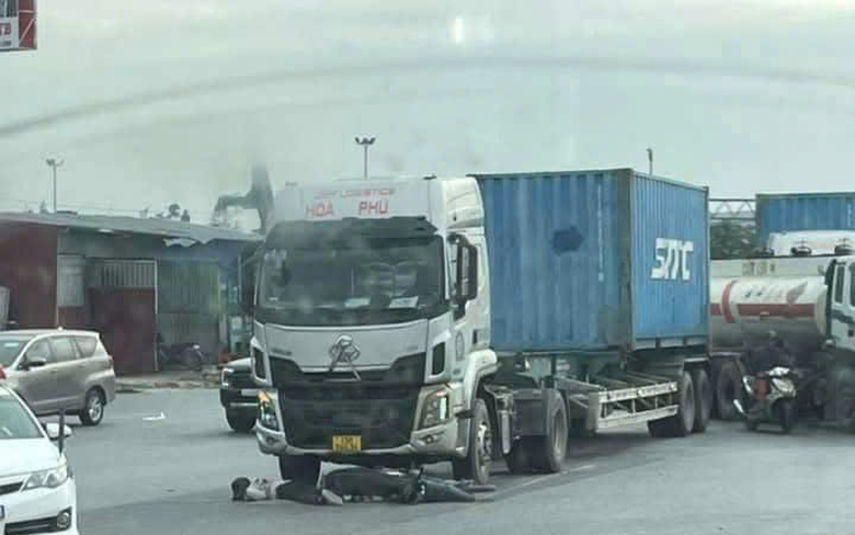 Hai mẹ con tử vong dưới b&aacute;nh xe đầu k&eacute;o sau tai nạn