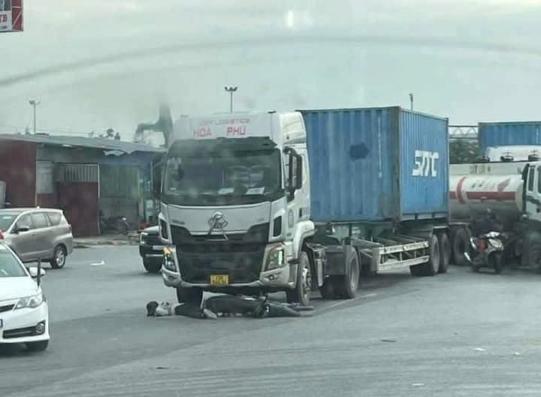 Hai mẹ con tử vong dưới b&aacute;nh xe đầu k&eacute;o sau tai nạn- Ảnh 1.