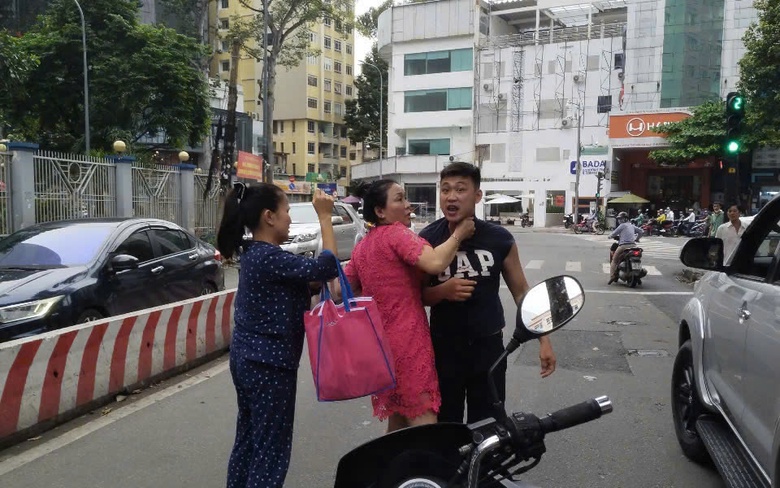 Triệu tập t&agrave;i xế &ocirc; t&ocirc; đ&aacute;nh người trước bệnh viện Từ Dũ