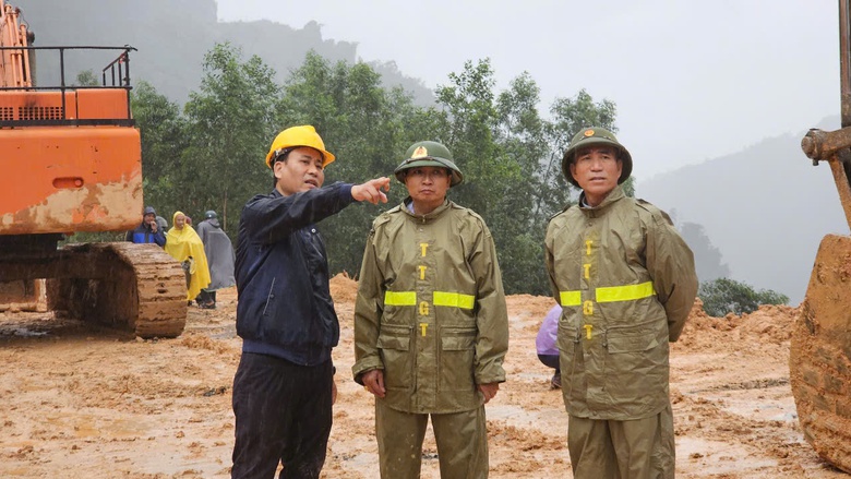 Nổ m&igrave;n xử l&yacute; khối đ&aacute; khủng, sớm th&ocirc;ng 1 l&agrave;n xe tr&ecirc;n đ&egrave;o Kh&aacute;nh L&ecirc;- Ảnh 1.