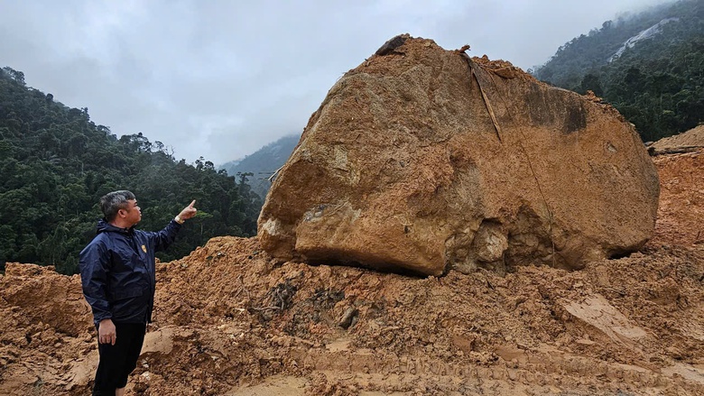 Nổ m&igrave;n xử l&yacute; khối đ&aacute; khủng, sớm th&ocirc;ng 1 l&agrave;n xe tr&ecirc;n đ&egrave;o Kh&aacute;nh L&ecirc;- Ảnh 2.