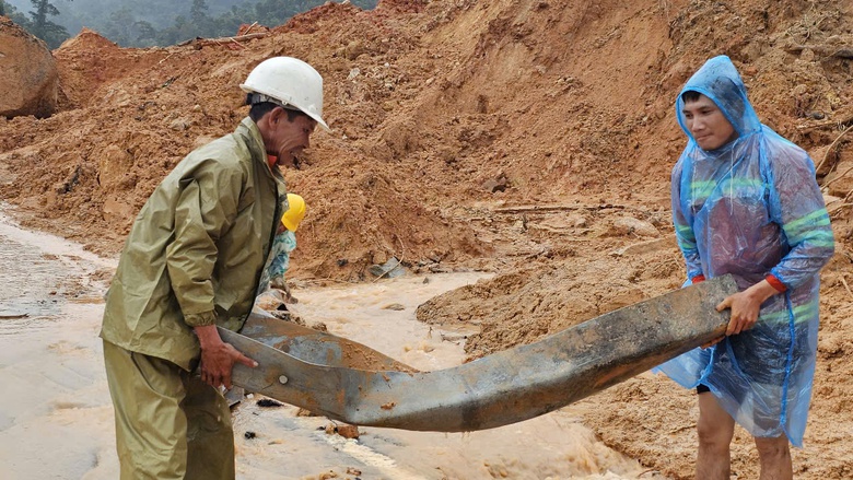 Cận cảnh hiện trường sạt lở tại Km43, đường đ&egrave;o Kh&aacute;nh L&ecirc;- Ảnh 10.