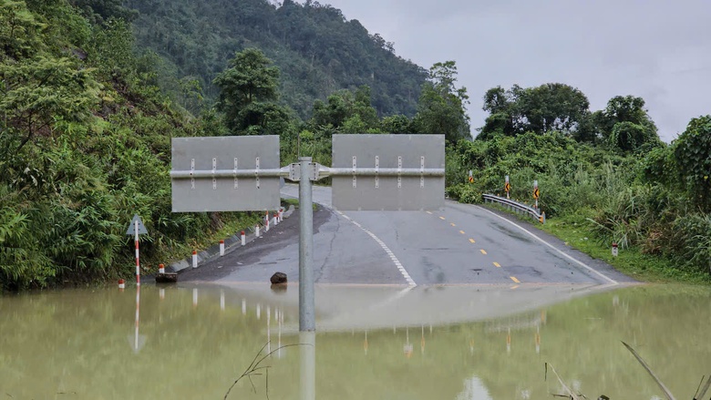 Cận cảnh hiện trường sạt lở tại Km43, đường đ&egrave;o Kh&aacute;nh L&ecirc;- Ảnh 3.