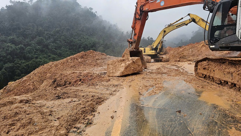 Cận cảnh hiện trường sạt lở tại Km43, đường đ&egrave;o Kh&aacute;nh L&ecirc;- Ảnh 7.