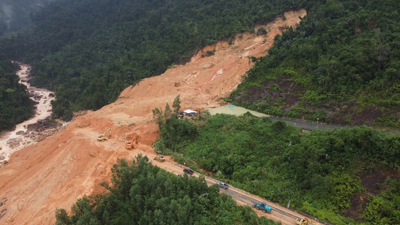 Cận cảnh hiện trường sạt lở tại Km43, đường đ&egrave;o Kh&aacute;nh L&ecirc;- Ảnh 1.