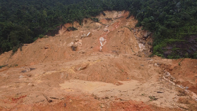 Cận cảnh hiện trường sạt lở tại Km43, đường đ&egrave;o Kh&aacute;nh L&ecirc;- Ảnh 11.