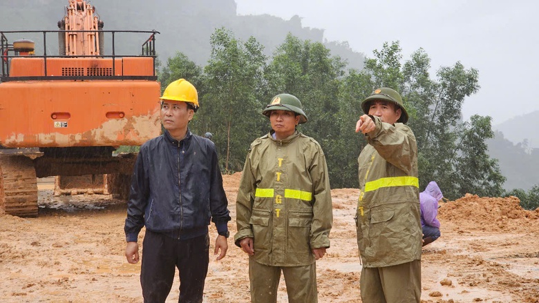 Cận cảnh hiện trường sạt lở tại Km43, đường đ&egrave;o Kh&aacute;nh L&ecirc;- Ảnh 6.