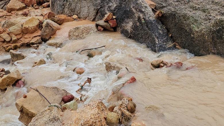 Cận cảnh hiện trường sạt lở tại Km43, đường đ&egrave;o Kh&aacute;nh L&ecirc;- Ảnh 13.