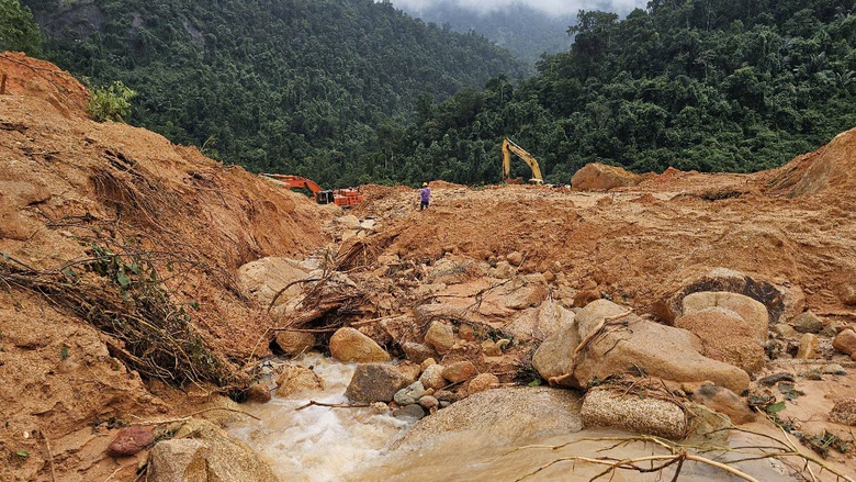 Cận cảnh hiện trường sạt lở tại Km43, đường đ&egrave;o Kh&aacute;nh L&ecirc;- Ảnh 12.