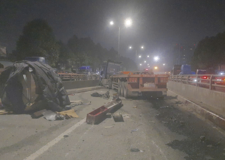 Xe đầu k&eacute;o t&ocirc;ng sập barie chắn ngang hầm chui ng&atilde; tư Vũng T&agrave;u- Ảnh 1.