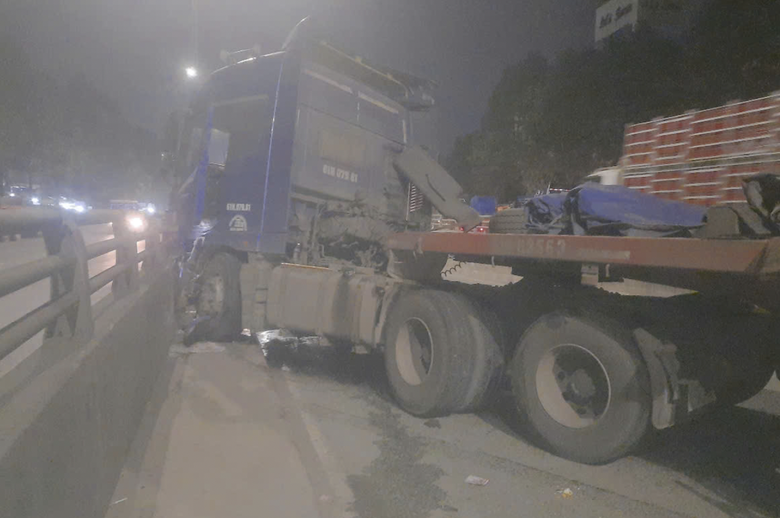 Xe đầu k&eacute;o t&ocirc;ng sập barie chắn ngang hầm chui ng&atilde; tư Vũng T&agrave;u- Ảnh 3.