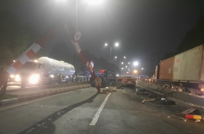 Xe đầu k&eacute;o t&ocirc;ng sập barie chắn ngang hầm chui ng&atilde; tư Vũng T&agrave;u- Ảnh 2.