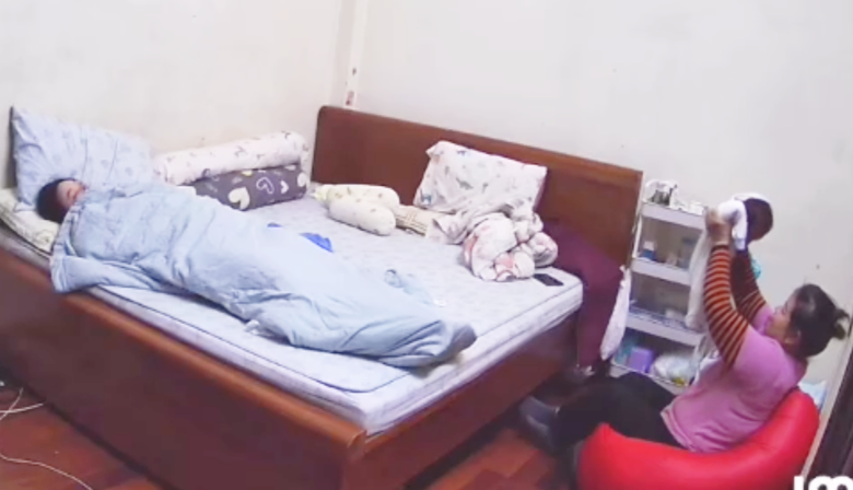 Tạm giữ bảo mẫu vụ b&eacute; hơn 1 th&aacute;ng tuổi nghi bị bạo h&agrave;nh ở H&agrave; Nội- Ảnh 1.