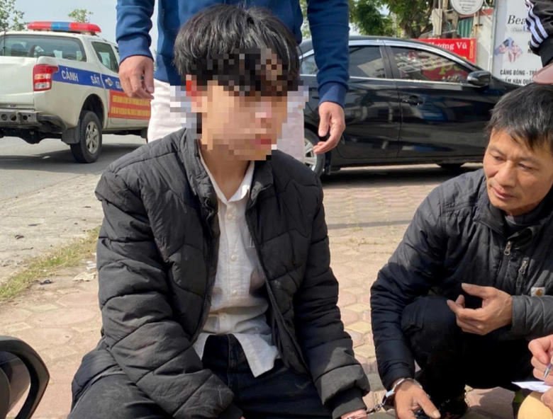 CSGT Hải Dương truy đuổi, khống chế th&agrave;nh c&ocirc;ng 2 đối tượng đi xe m&aacute;y chở ph&aacute;o nổ- Ảnh 1.