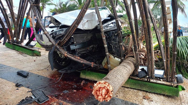 &Ocirc; t&ocirc; bất ngờ nổ lốp đ&acirc;m đổ biển b&aacute;o giao th&ocirc;ng v&agrave; cổng đường hoa ven biển Đ&agrave; Nẵng- Ảnh 1.