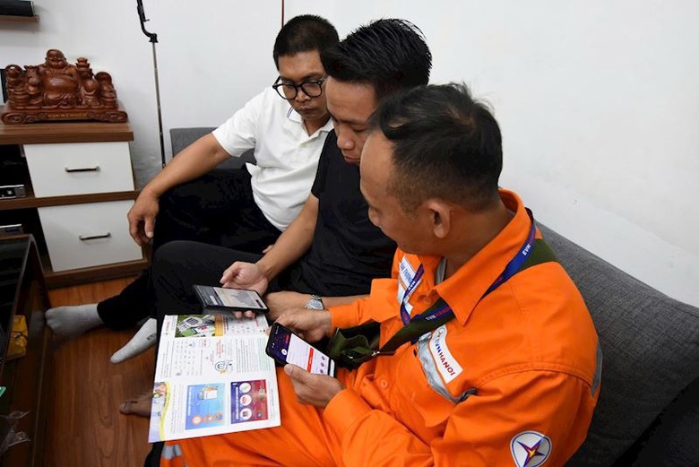 EVNHANOI "đến tận ng&otilde;, g&otilde; từng nh&agrave;" hướng dẫn người d&acirc;n sử dụng điện an to&agrave;n, tiết kiệm- Ảnh 3.