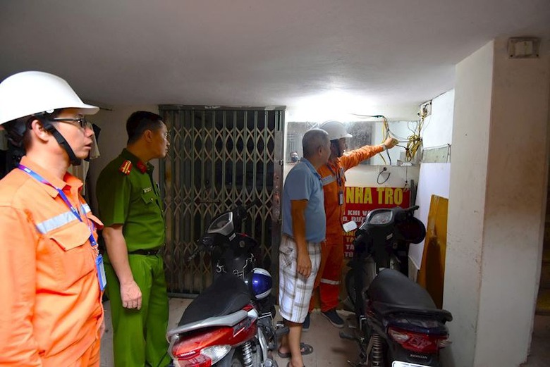 EVNHANOI "đến tận ng&otilde;, g&otilde; từng nh&agrave;" hướng dẫn người d&acirc;n sử dụng điện an to&agrave;n, tiết kiệm- Ảnh 4.