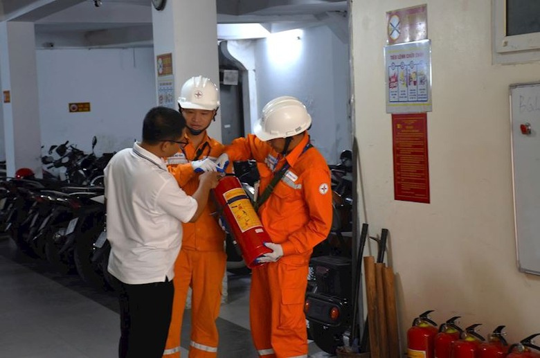 EVNHANOI "đến tận ng&otilde;, g&otilde; từng nh&agrave;" hướng dẫn người d&acirc;n sử dụng điện an to&agrave;n, tiết kiệm- Ảnh 5.